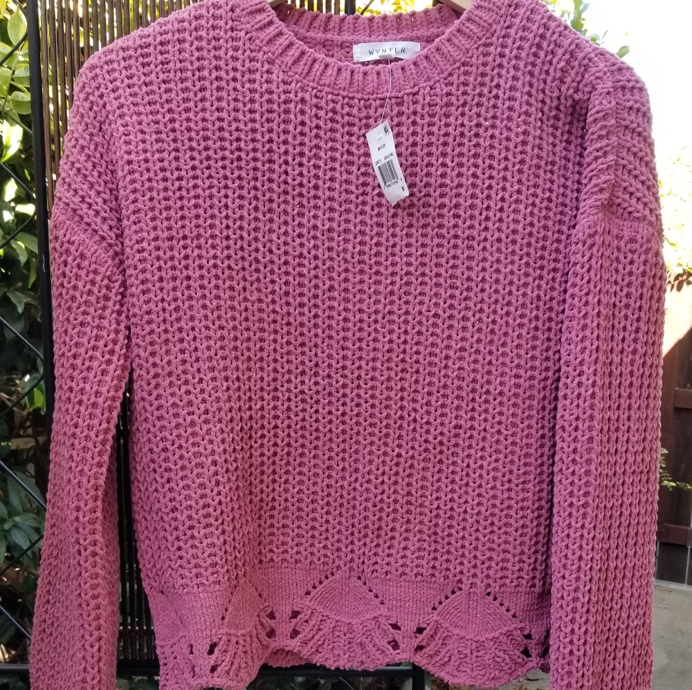 Medium sized sweater with decorative bottom